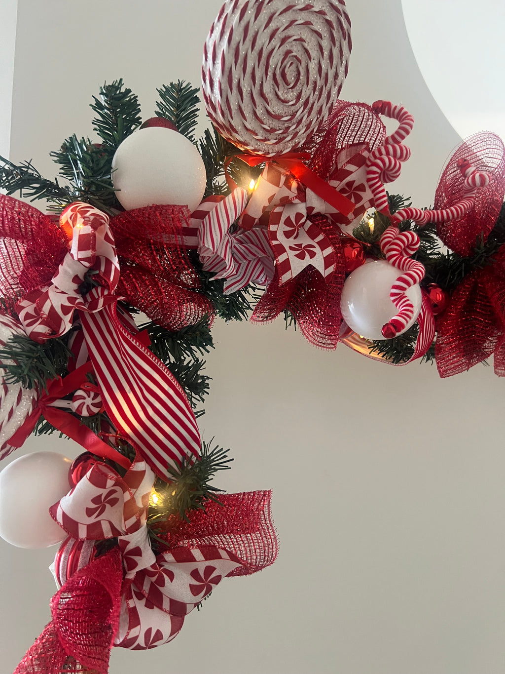 Peppermint pre-lit 9ft garland